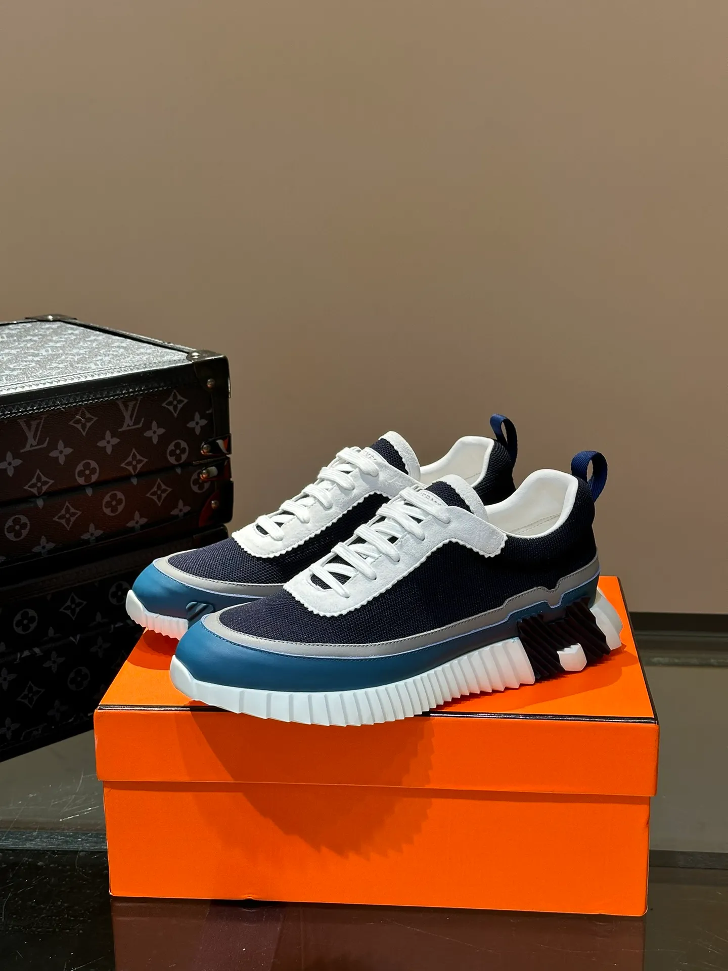 Men's shoes 💰p420 "hermes*" new men's casual sports shoes, the upper is made of cowhide leather and high-end mesh, imported materials, full of texture, the light sole is decorated with contrasting patterns, creating a versatile fashion style. Size: 38-44 (45.46 customized)